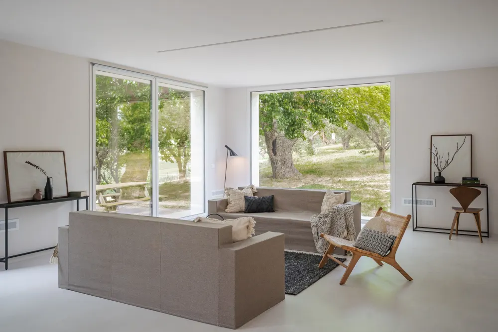 Living moderno allestito da un home stager certificato