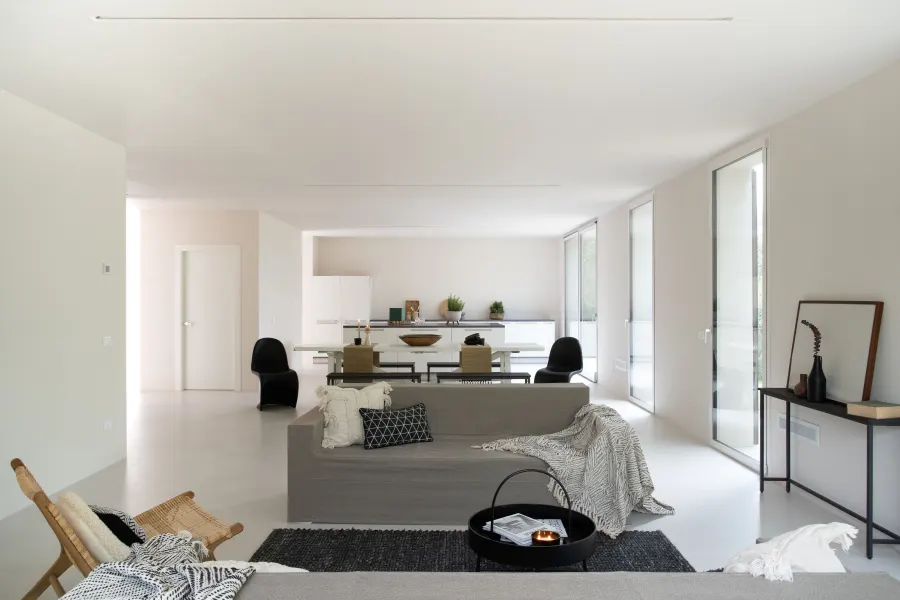 Grande living luminoso allestito per la locazione