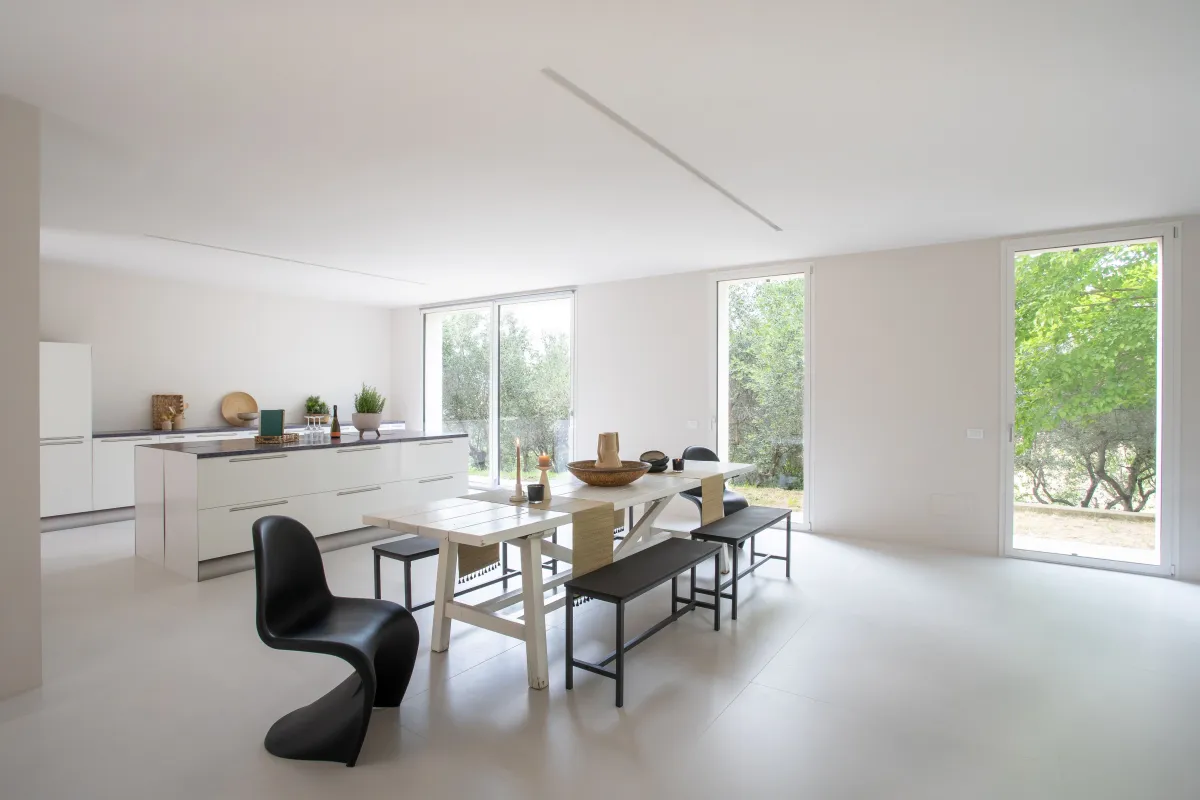 Zona pranzo allestita con home staging per la vendita dell'immobile