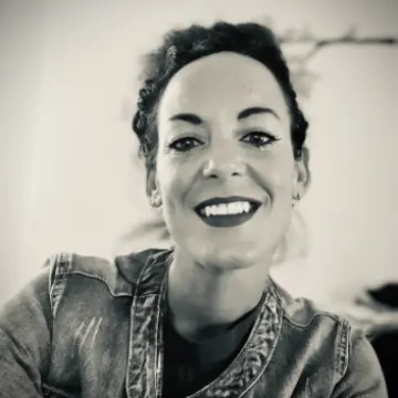Lucia Kate Nava, Associato Professionista APHSI